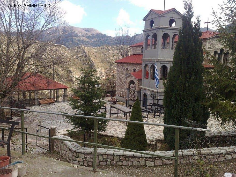 Το προαύλιο του Αγίου Δημητρίου με φόντο τα βουνά