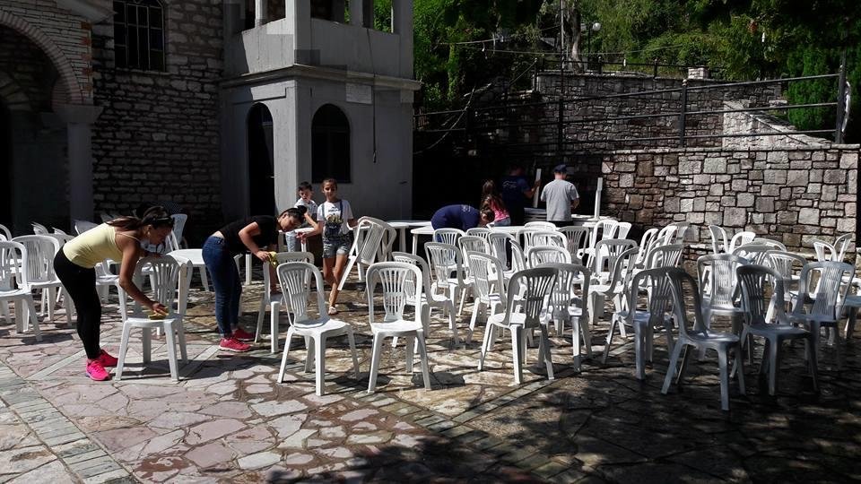 Προετοιμασία για το γλέντι στο προαύλιο